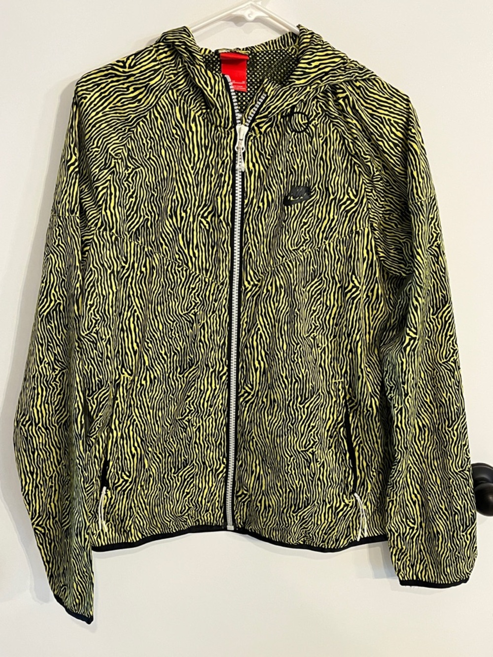 Mens size medium rare HTF Nike Zebra Print Windrunner  pullover windbreaker READ